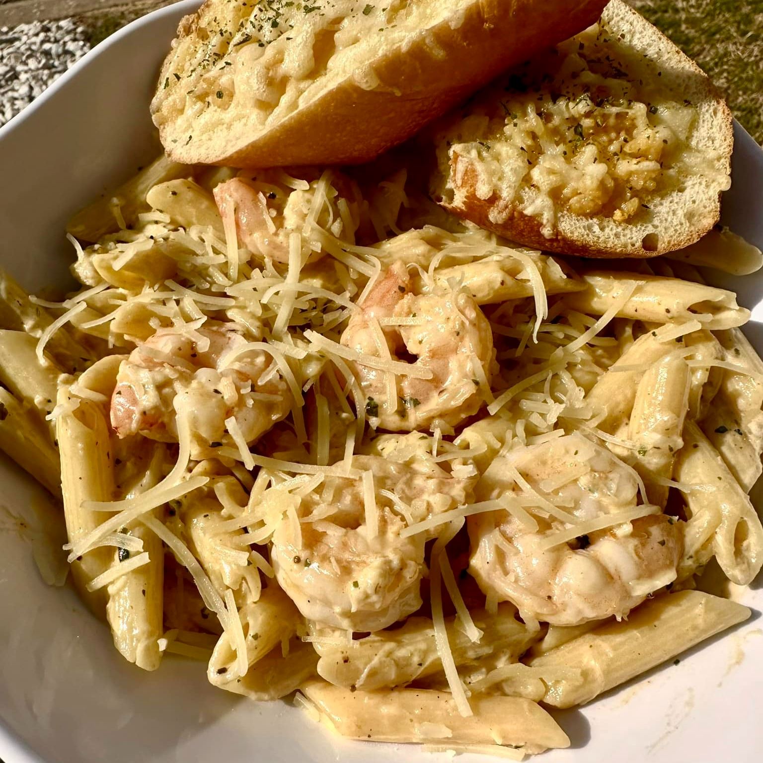 pasta with cream sauce, shrimp and garlic bread